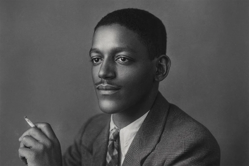 Ele lavava carros na madrugada. Até que um jornalista o reconheceu — e, aos 65, mudou a música brasileira