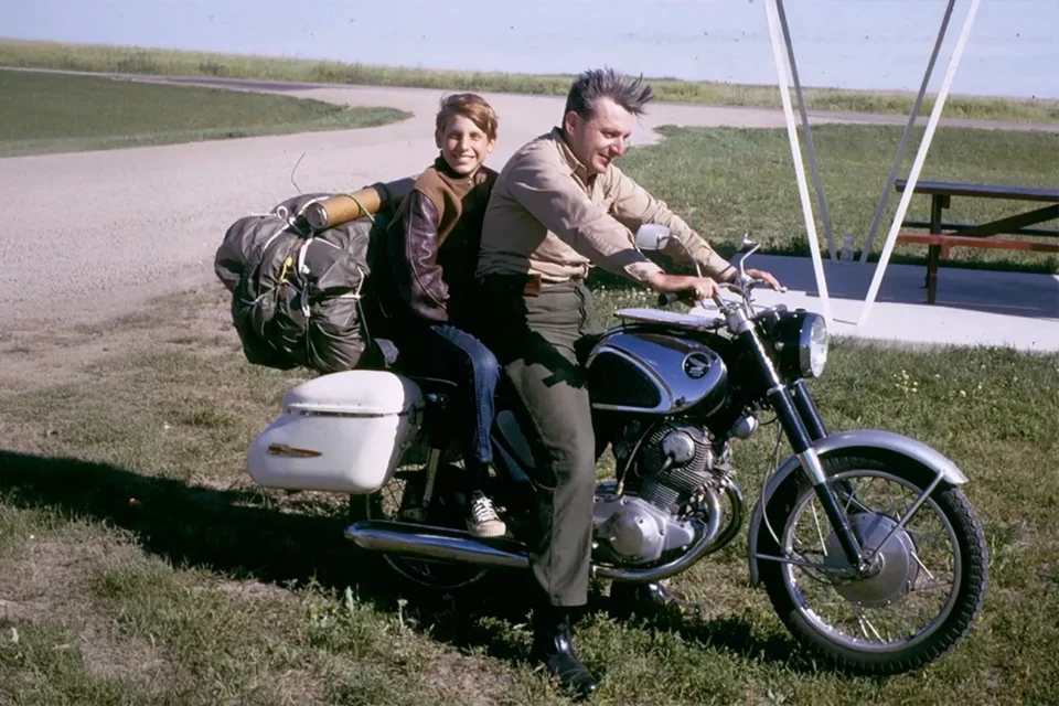Há meio século, um homem pôs o filho na garupa da moto, cruzou os Estados Unidos e mudou a história da filosofia