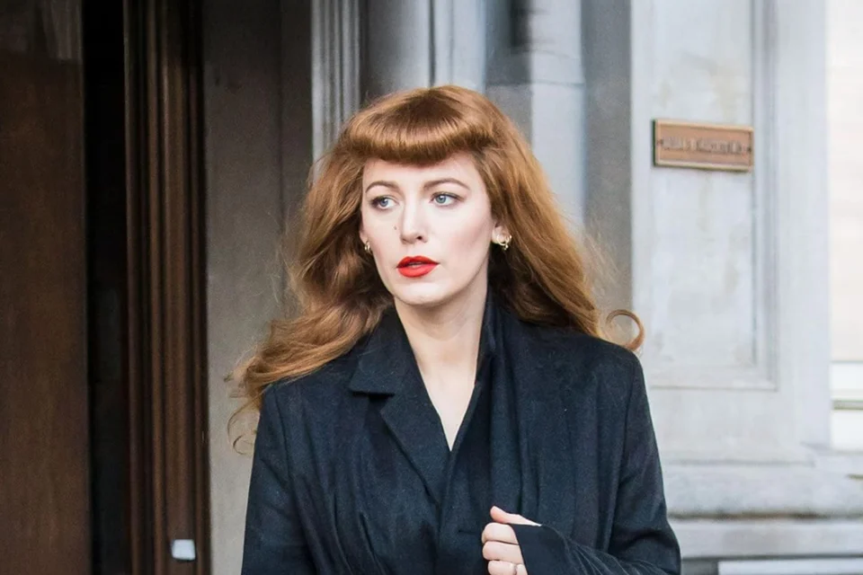 Na Netflix, Blake Lively e Jude Law em um jogo de vingança que não dá respiro