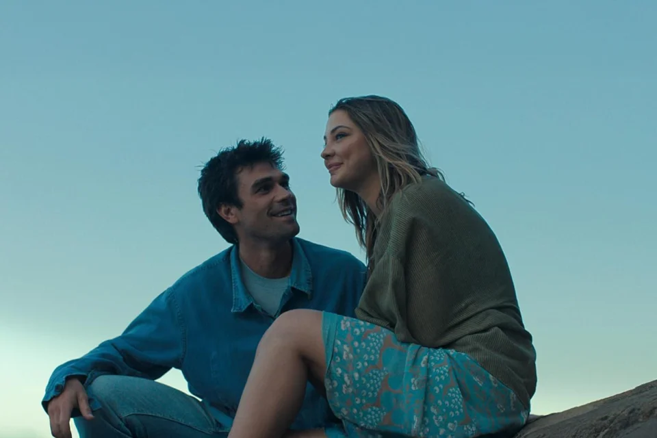 Uma das histórias de amor mais assistidas de 2025, até agora, está no Prime Video