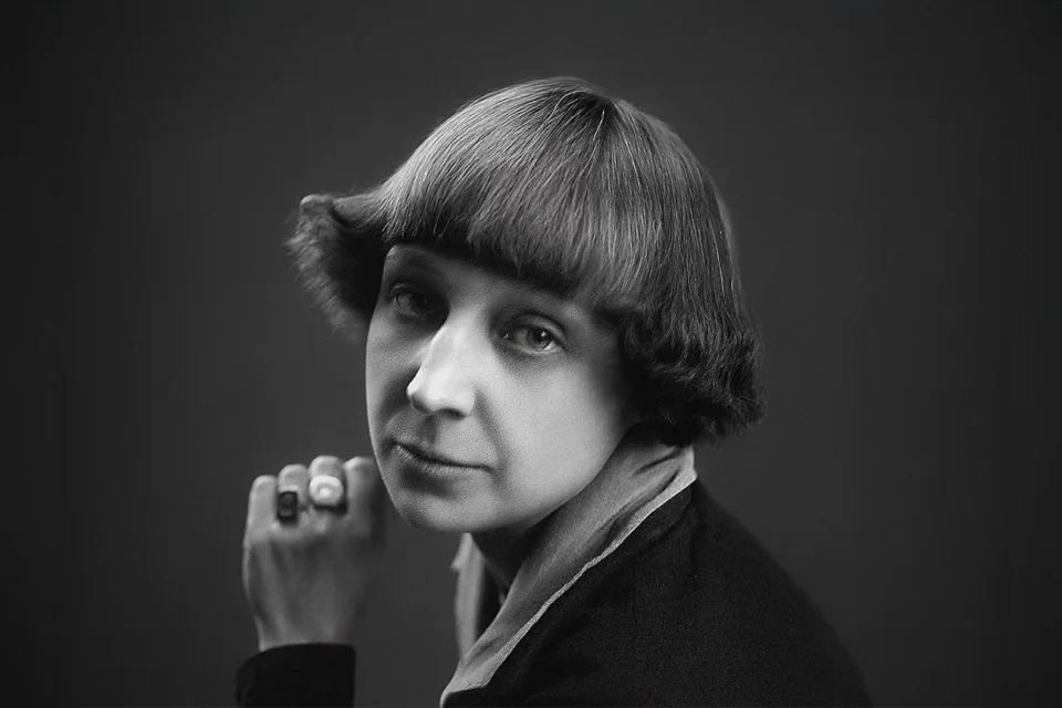 A filha morreu de fome. O marido foi fuzilado. Ainda assim, ela deu à poesia do século 20 uma língua nova