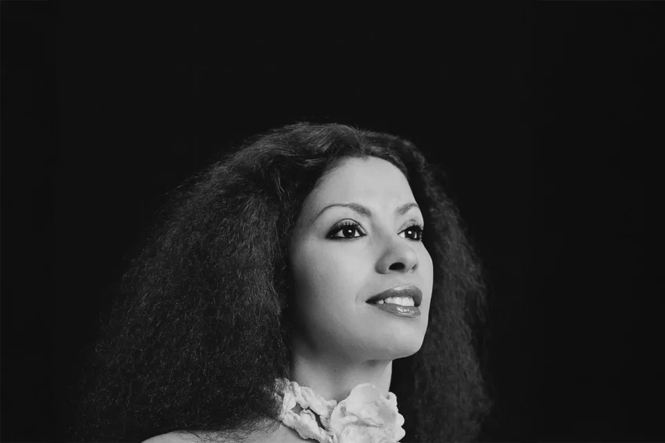 Ela foi a primeira mulher a vender 100 mil discos de samba. Venceu a fome e o machismo. Morreu aos 40 anos, de forma absurda