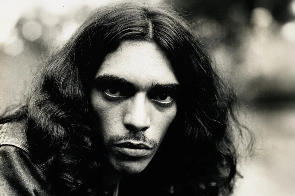 O poeta maldito que fez o país cantar e morreu esquecido aos 47 anos: a tragédia de Sérgio Sampaio