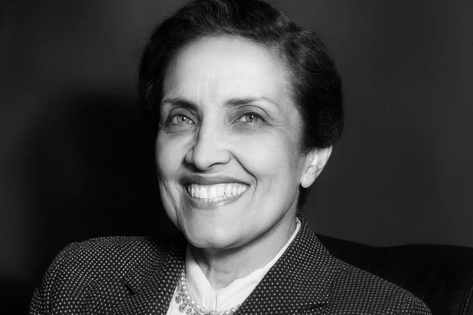 Órfã aos 3. Viúva aos 34. Antes de Drummond, ela reinventou a poesia. Aos 63, o câncer silenciou sua voz