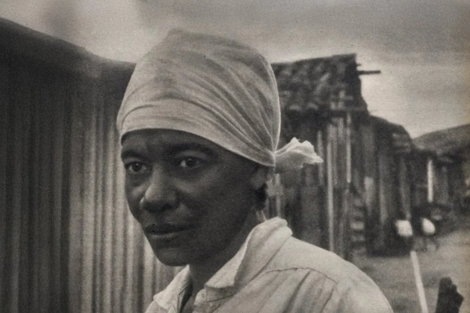 Panelas vazias. Filhos com fome. Uma mãe arrancou do lixo um caderno. Reescreveu a história do Brasil