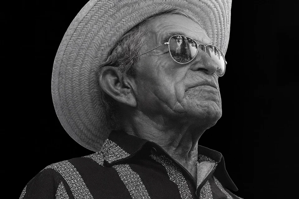 Quase aos 50, um lavrador de mãos rachadas publicou o primeiro livro. Meio século depois, seus versos seguem ferindo e curando