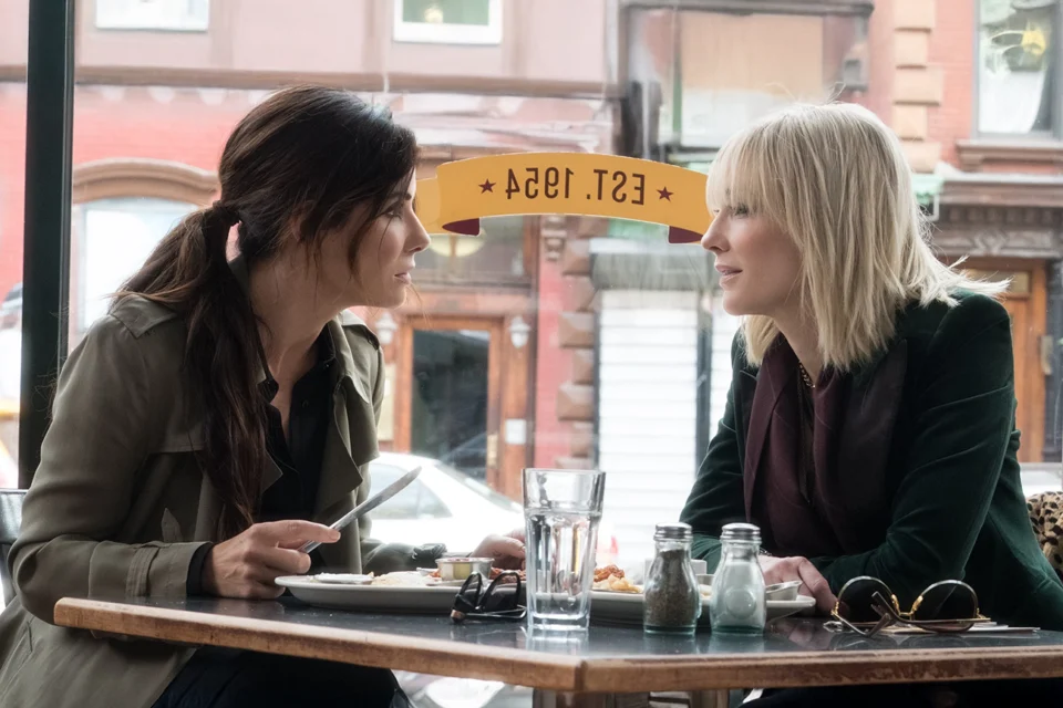 Sandra Bullock e Cate Blanchett chegam à Netflix no melhor filme de ação que você verá neste fim de semana