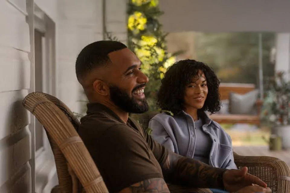 Versão moderna de romance bíblico acaba de estrear na Netflix e vai deixar seu final de semana mais leve