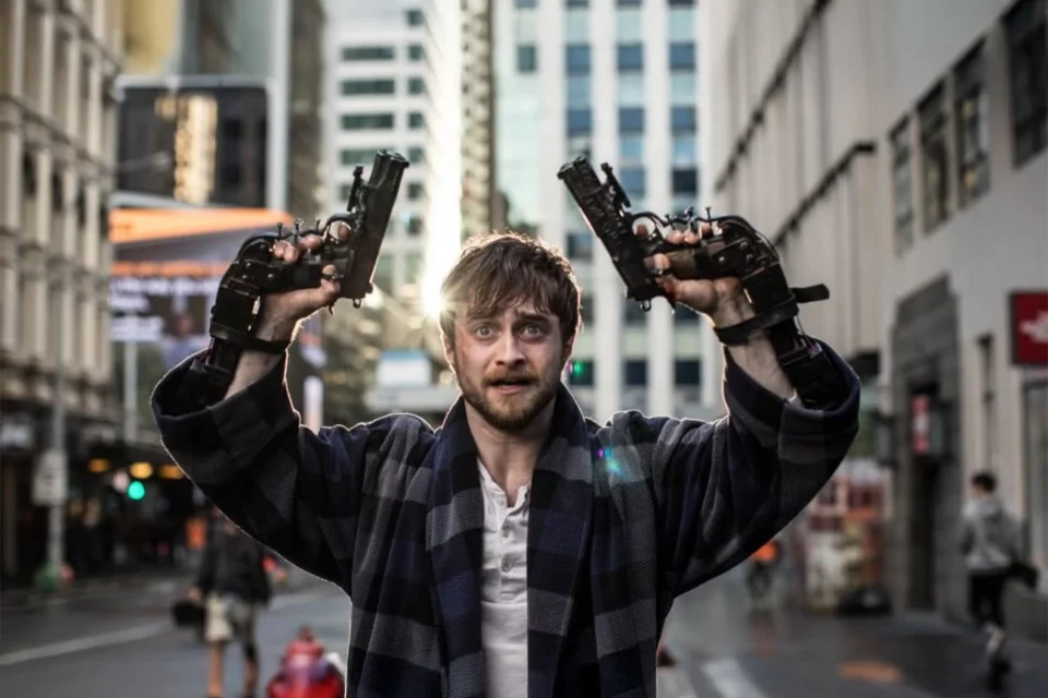 Daniel Radcliffe troca varinhas por pistolas em filme caótico e divertido na HBO Ma