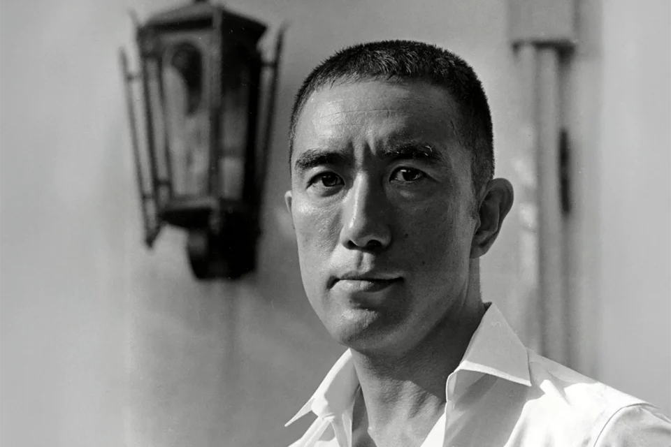 Em 1970, um escritor ergueu a espada e abriu o próprio ventre para provar ao seu país que a palavra ainda podia matar