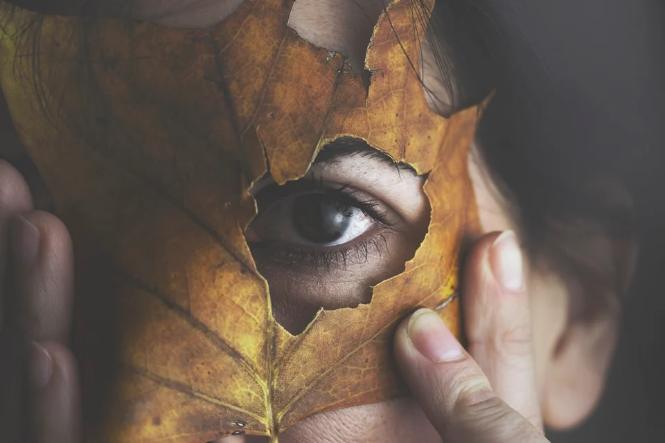 Eu sei como alimentar o silêncio com os meus olhos