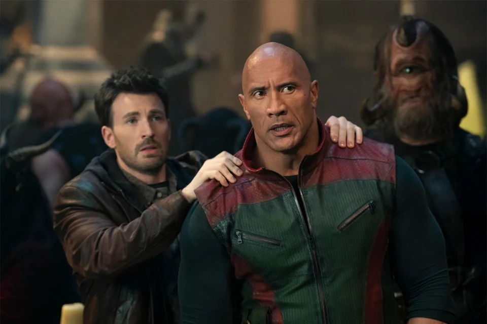 Filme perfeito para esquecer boletos: Chris Evans e Dwayne Johnson garantem 2 horas de paz no Prime Video