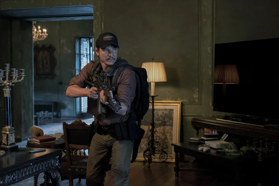 Impossível ficar indiferente ao thriller de ação com Pedro Pascal e Oscar Isaac na Netflix