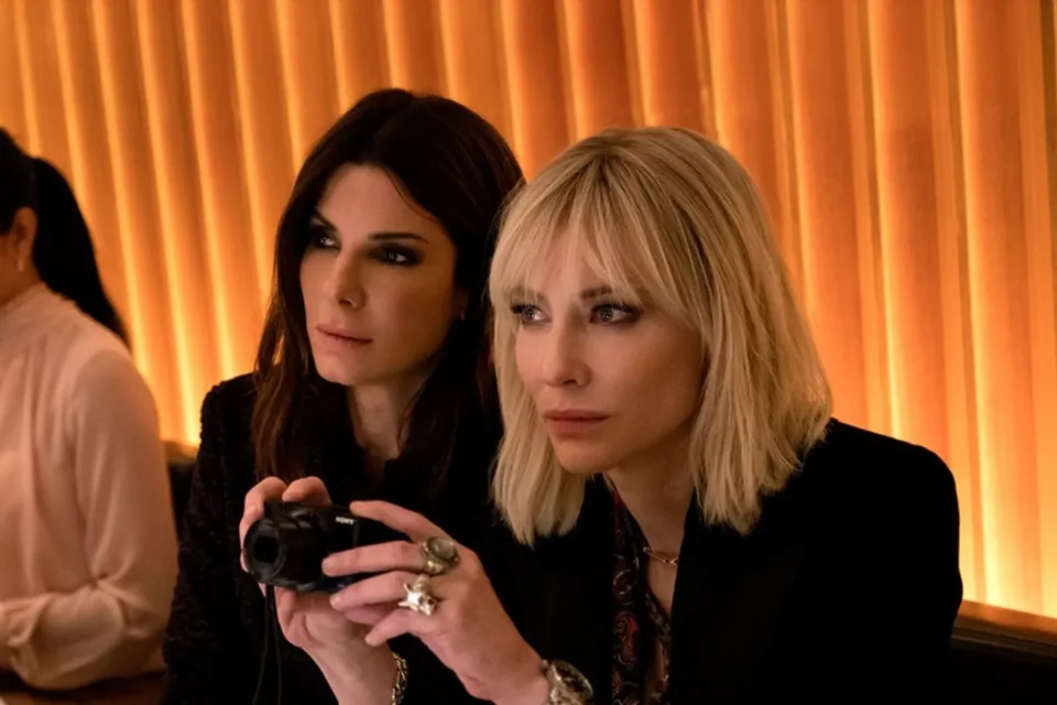 Netflix libera o filmaço de ação com Sandra Bullock e Cate Blanchett — seu fim de semana está salvo