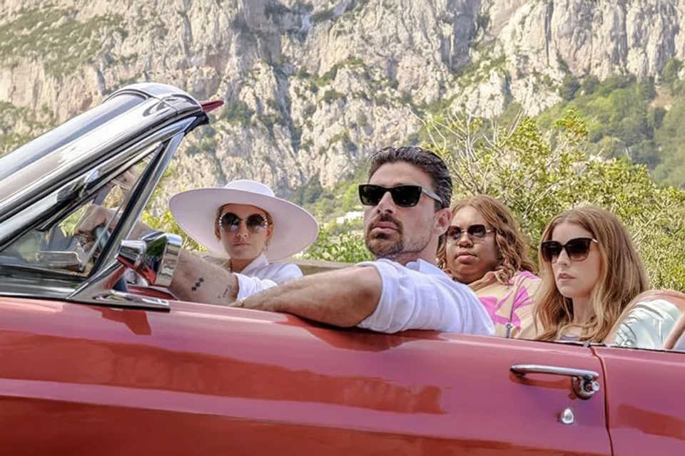Novo filme do Prime Video mistura comédia, mistério, reviravoltas e crime sob o sol da Itália