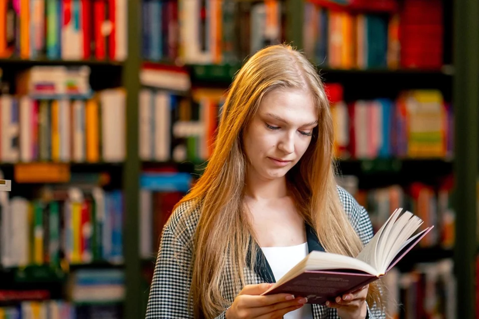 Os 10 livros mais vendidos do mundo em 2025 até agora, com tradução no Brasil