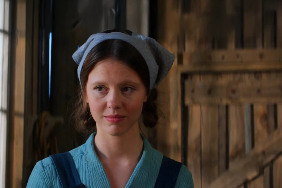 Sombrio, elegante, inesquecível — o filme com Mia Goth que a Netflix escondeu a céu aberto