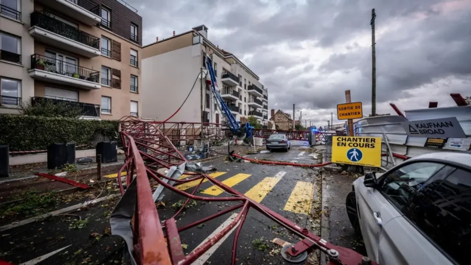 Tornado raro atinge subúrbio de Paris, deixa 1 morto e 9 feridos - M&E