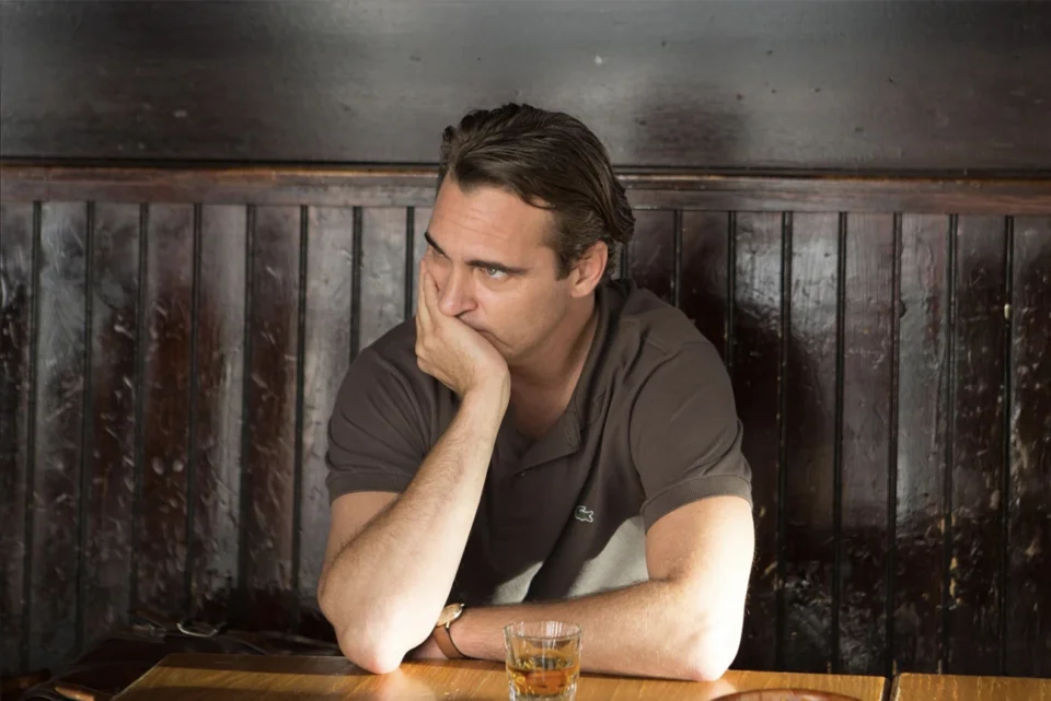 A lógica do absurdo: por que obra com Joaquim Phoenix, na Netflix, é o melhor filme niilista que você ainda não viu