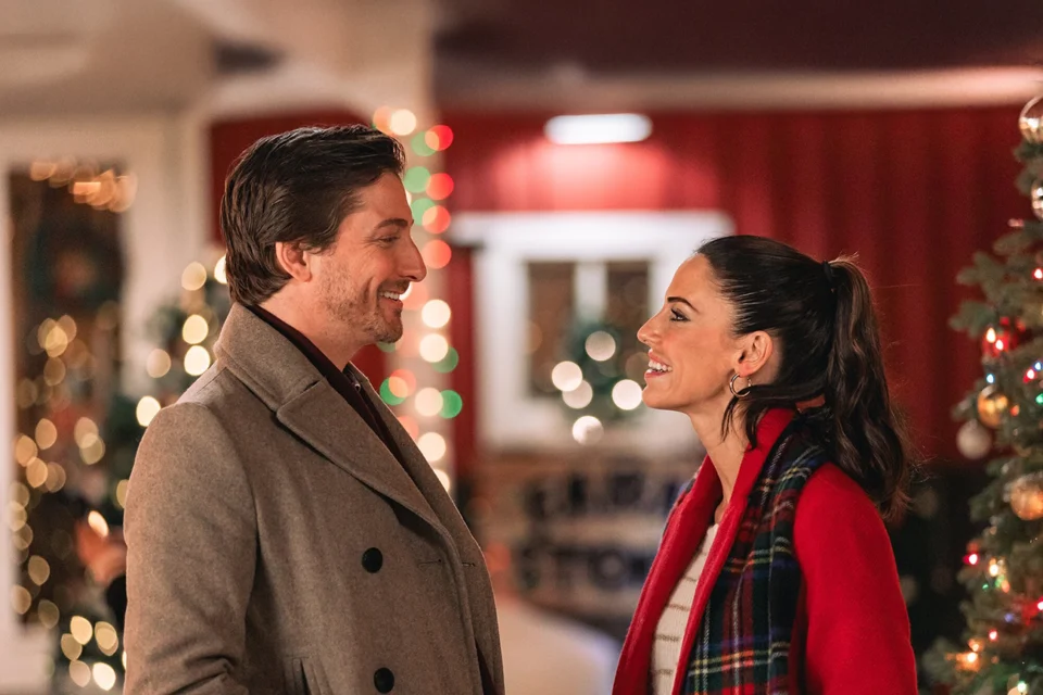 A nova comédia de Natal da Netflix aquece a alma e o coração com uma leveza despretensiosa