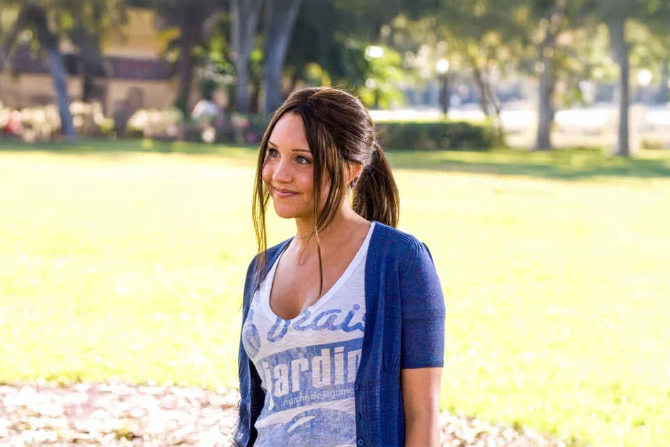 Adaptação de conto de fadas para os dias atuais, comédia com Amanda Bynes é férias para sua cabeça, na Netflix