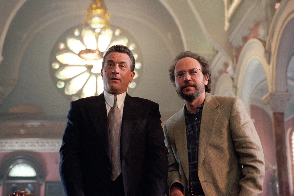 Billy Crystal e Robert De Niro entregam o tipo de comédia no Prime Video que salva qualquer semana difícil