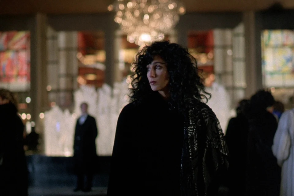 Cher e Nicolas Cage brilham em uma das comédias românticas mais irresistíveis da história, agora no Prime Video