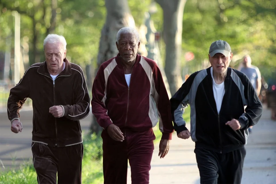 Comédia com Morgan Freeman e Alan Arkin, na Netflix, é aquele tipo raro de filme que abraça sem precisar dizer nada