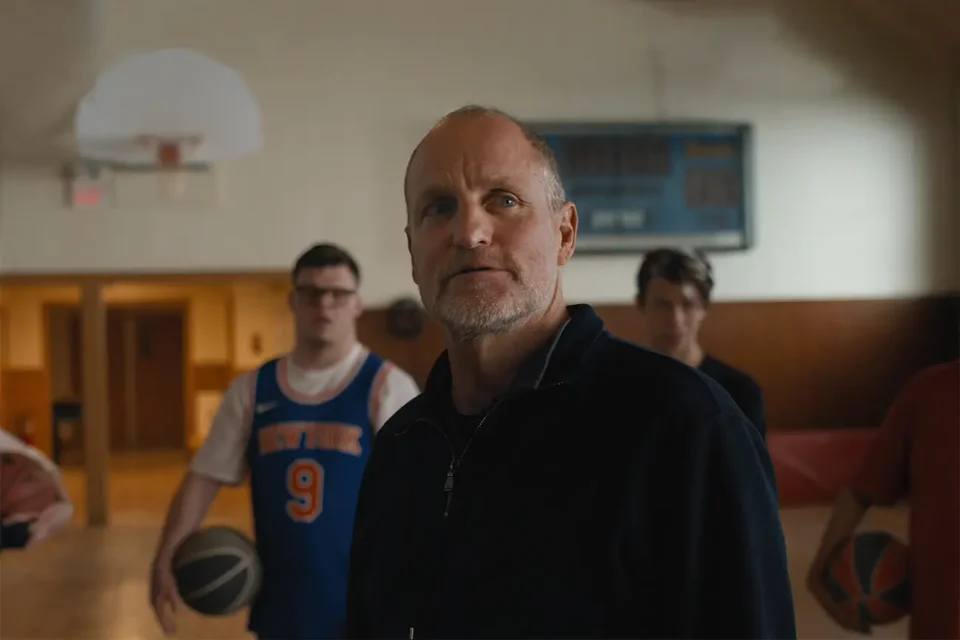 Comédia com Woody Harrelson que vai te ensinar mais sobre empatia que livro de autoajuda, na Netflix