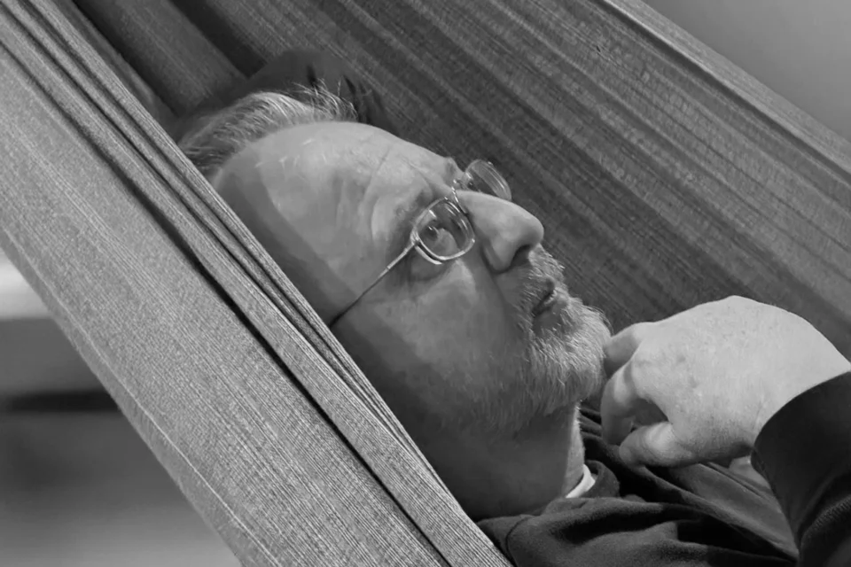 Ícone da prosa radical dos anos 1990, Marcelo Mirisola leva ao novo romance sua guerra contra o bom-mocismo literário