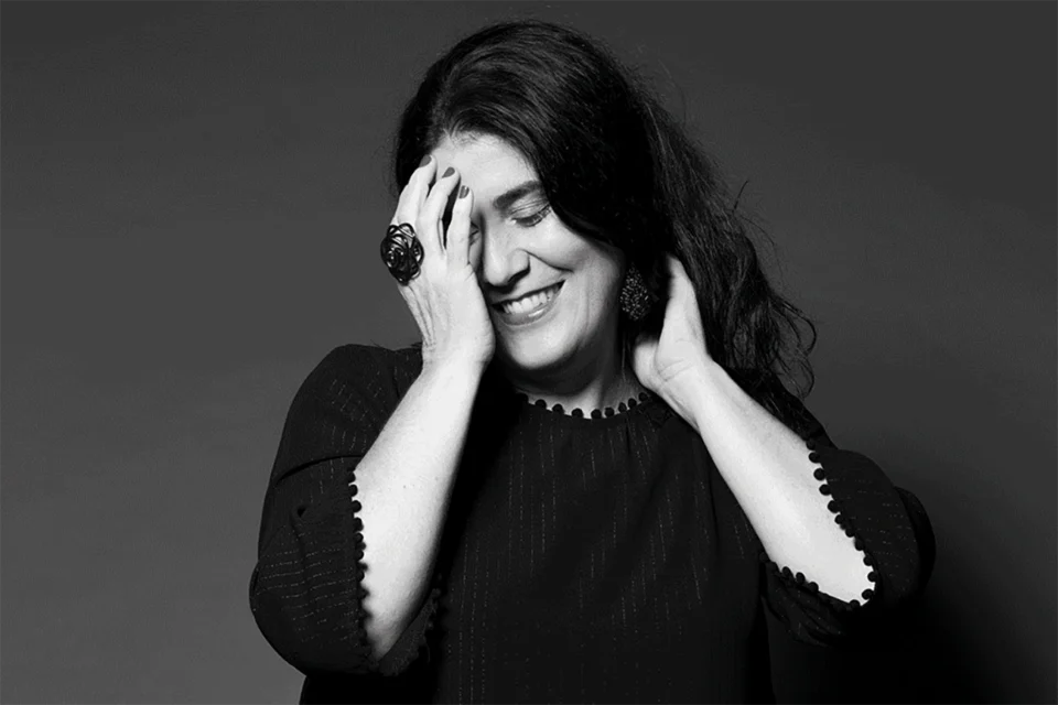 Intimidade, virtuosismo e silêncio: o ritual musical de Mônica Salmaso dedicado a Tom Jobim