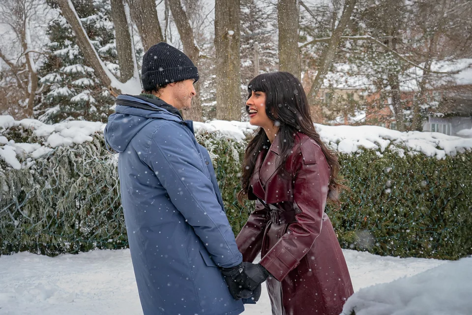 Netflix abre o Natal 2025 com uma comédia romântica que não promete milagres, só uma noite mais leve