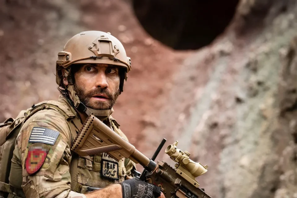 No Prime Video: Guy Ritchie surpreende com drama de guerra que entende que coragem não mora no front, mas no que se faz depois