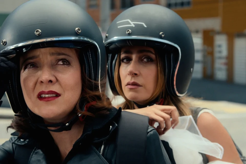 Nova série da Netflix traz o triângulo amoroso mais intenso do ano — estranha, mas impossível de parar de ver