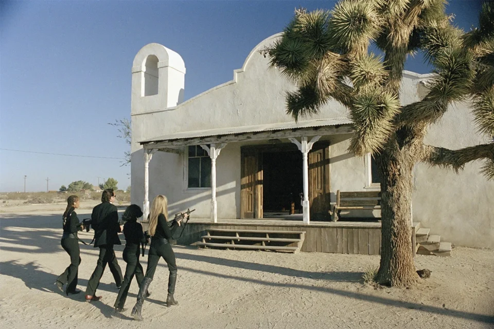 O filme de Tarantino que reinventou a emoção no cinema e virou clássico instantâneo — disponível na Netflix