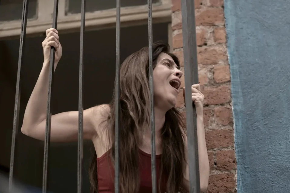 O novo filme da Netflix que expõe o peso invisível da vida moderna e retrata mulheres à beira da exaustão