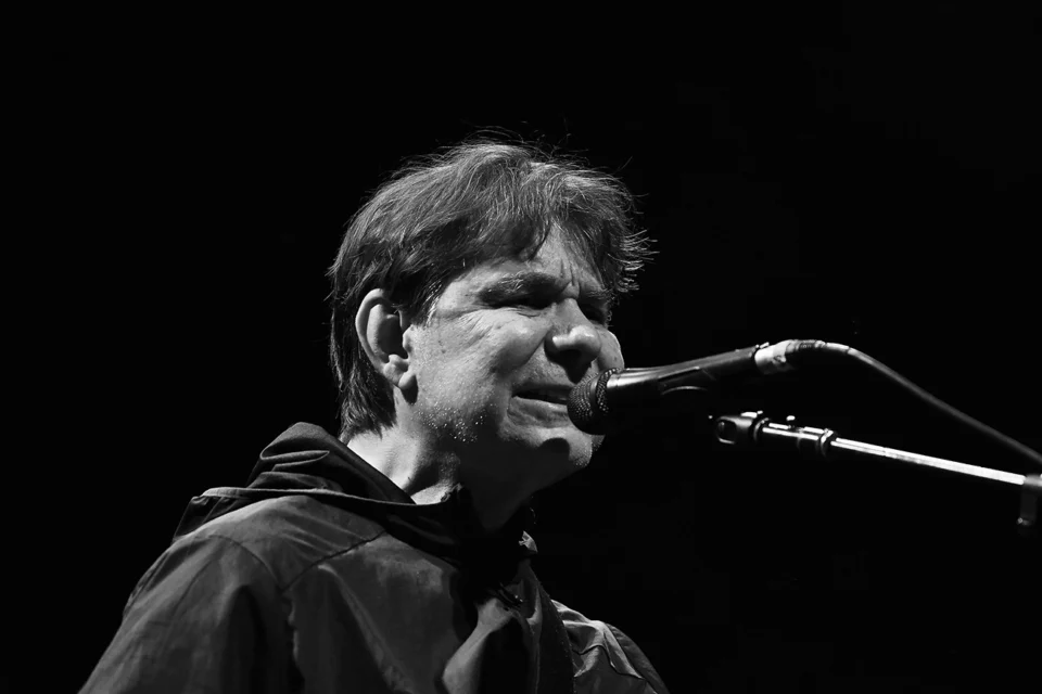 O trem não parou. Lô Borges partiu. Belo Horizonte ainda canta baixinho na janela