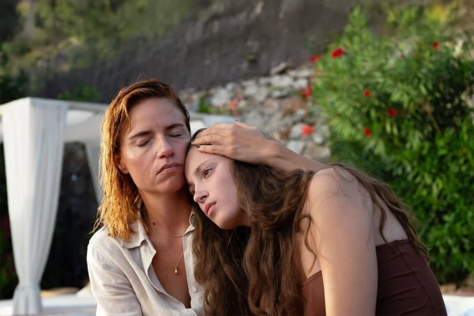 Romance de férias na Netflix promete doçura, mas deixa gosto de corante na boca