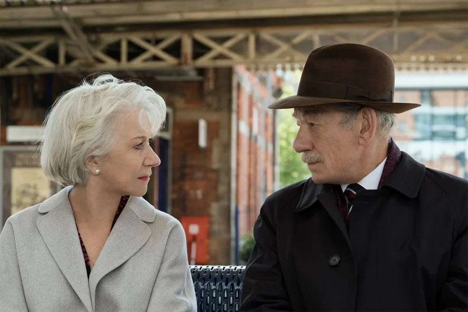 Suspense com Ian McKellen desembarca na Netflix e desafia o espectador a acompanhar suas viradas
