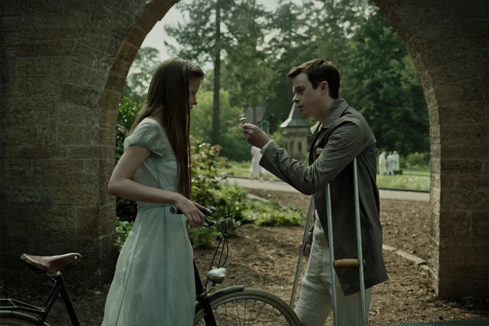 Suspense de Gore Verbinski com Mia Goth, na Netflix, arranca você da zona de conforto e não devolve