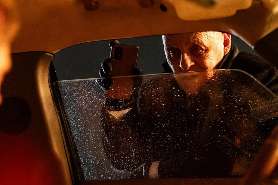 Um carro. Um ladrão. Uma voz no viva-voz. Anthony Hopkins no comando — no Prime Video hoje