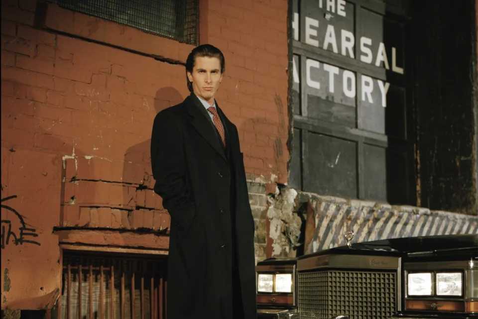 Um pesadelo hedonista: o terror com Christian Bale, na Netflix, que deixaria Baudrillard sem palavras