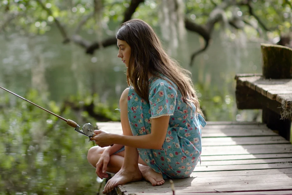 12 milhões de cópias depois, a história chega à Netflix: uma jovem, um amor e uma cidade pronta para julgar