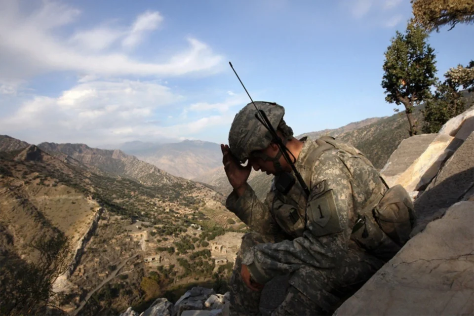 A guerra por trás da guerra: James Gandolfini conduz dossiê desconfortável, mas necessário, na HBO Max