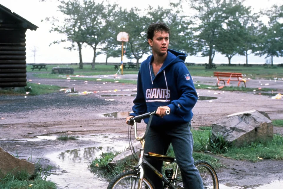 A história que consolidou Tom Hanks, mudou seu destino no cinema, valeu sua primeira indicação ao Oscar e agora chegou à Netflix