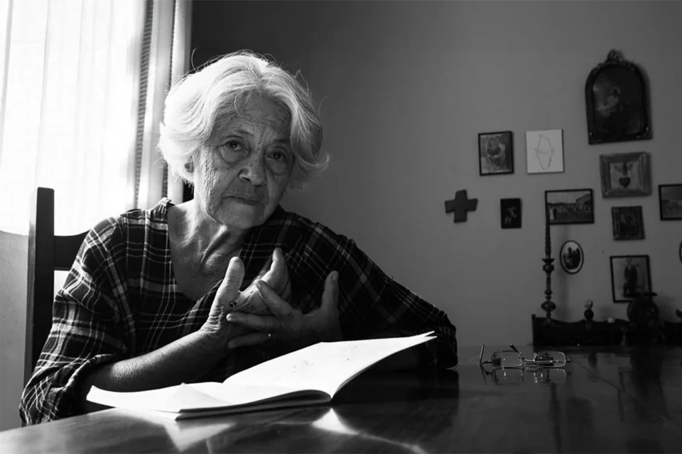 Adélia Prado faz 90 anos. A palavra é mais forte que o poder