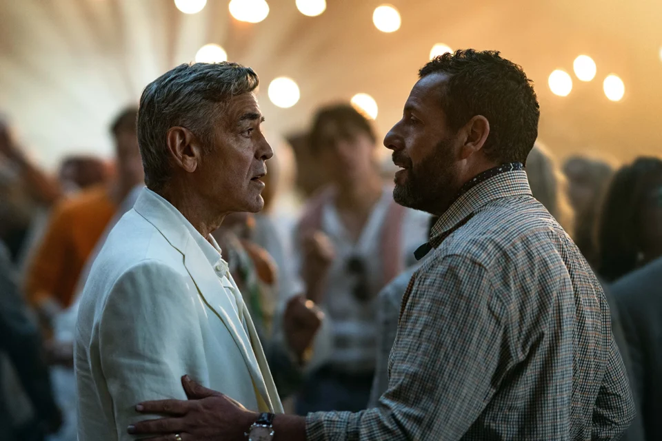 Aplaudido de pé em Veneza e cotado ao Oscar 2026, filme com George Clooney e Adam Sandler estreia na Netflix