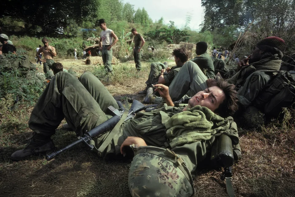 Charlie Sheen, Willem Dafoe e Forest Whitaker à queima-roupa: “Platoon” volta a expor a guerra sem anestesia no Prime Video
