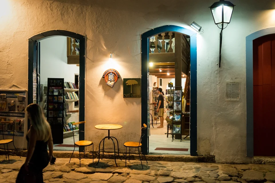 Ele pagou R$ 12 no sebo e achou: Para M., com afeto — a frase no miolo que faz o coração disparar