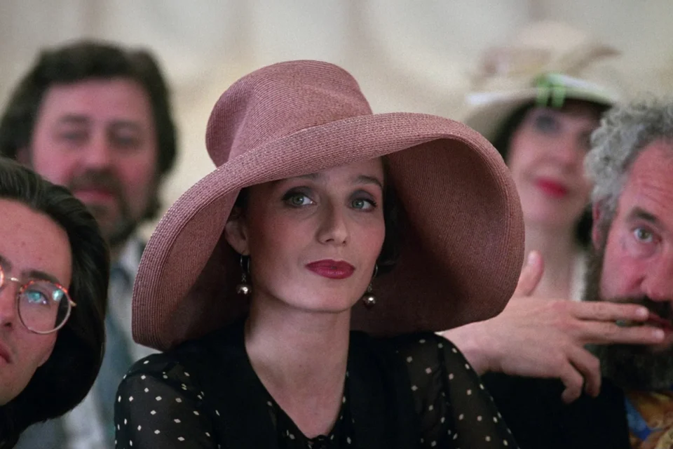 Filme com Andie MacDowell é considerado uma das maiores comédias românticas da história — e a Netflix acaba de colocar no catálogo